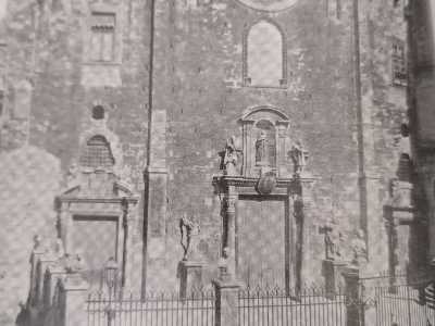 Provengono dalla scomparsa chiesa di San Pietro delle Fosse e, prima dell�attuale collocazione, erano posizionate ai lati del portale della Cattedrale